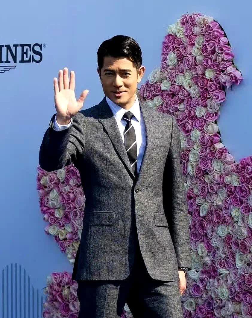 我怀疑59岁的郭富城有点不对劲啊。

最近媒体拍到他带老婆方媛和俩闺女去马场