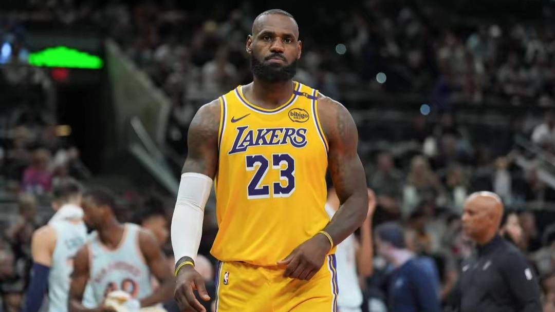 里弗斯越打越好，詹姆斯再不复出就没位置了，布朗尼心里都没底了