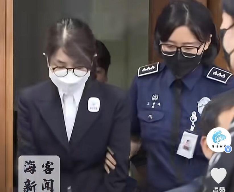 金建希首次出庭受审画面曝光！
金建希涉贪腐案今日开庭，被法警带入法庭，没戴手铐没