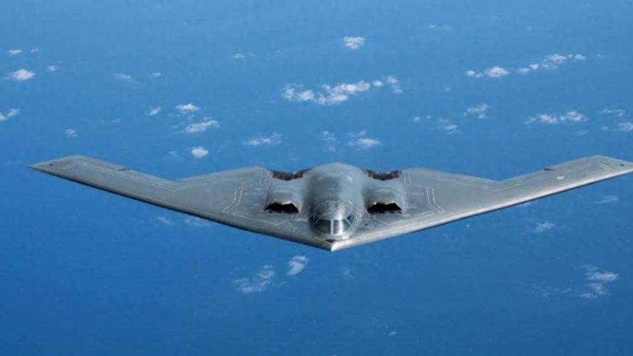 美军7架B-2轰炸机出动，胡塞武装与伊朗能否躲过空袭？