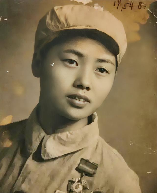 抗美援朝中，16岁的女护士，双眼被美军炮弹炸瞎，当场昏死，醒来后，她听到美军叽里