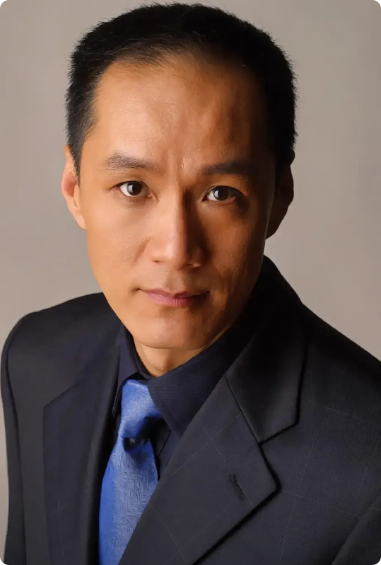 冯远征说，
拍踩梅婷脸那场戏，
我只是用拖鞋轻轻触碰她的脸，
但那种氛围已经让在