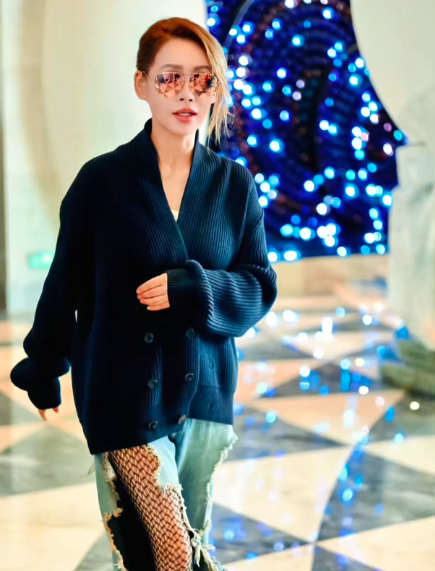 哇！！！宁静这身好看，从来没发现，有人能把丝袜穿的这么高级的感觉