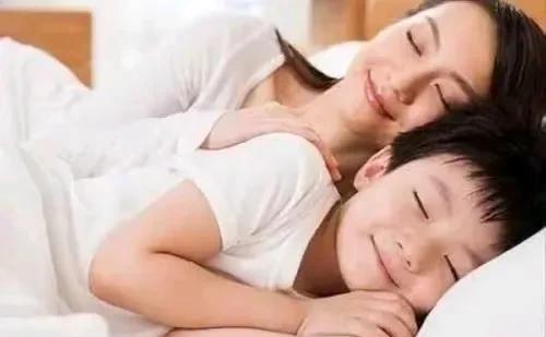 一母亲诉说：我对儿子说了无数遍了，要分床睡，不听，总是经常半夜跑我屋里睡，赶也赶