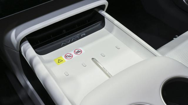 外观帅气价格不贵，阿维塔06上海车展实车图曝光