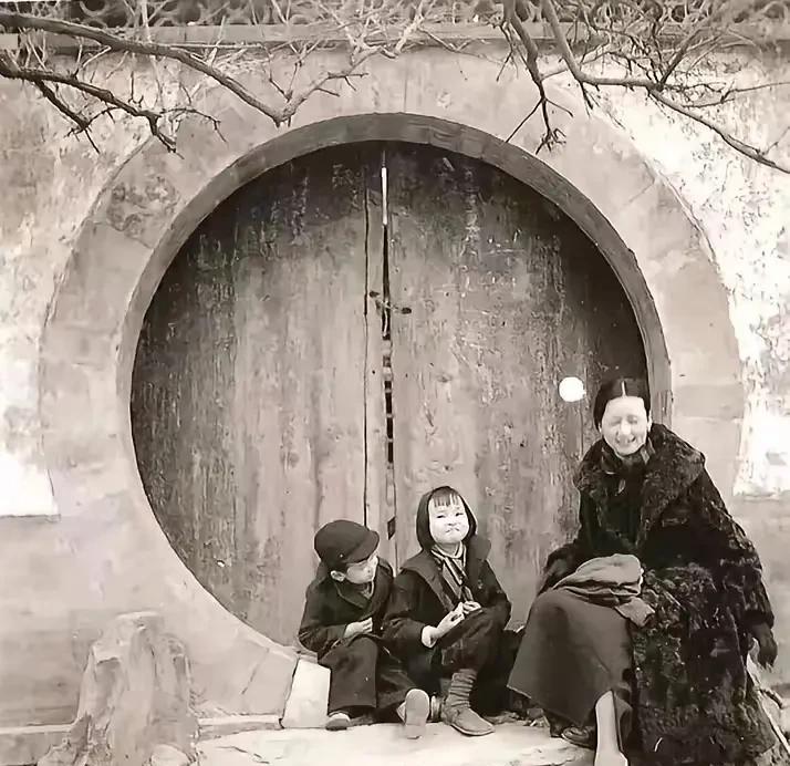 这是1935年，林徽因带着儿女来到北京的公园玩耍，因走了很久的路，有些疲惫，便找