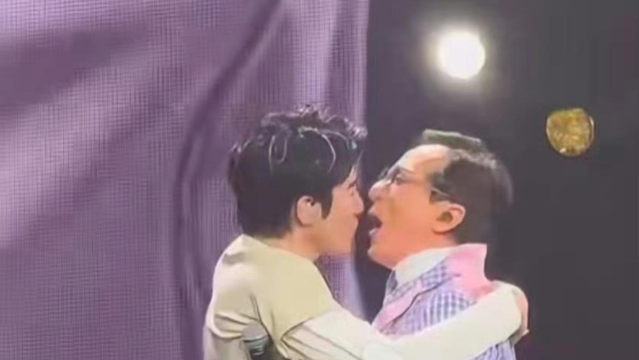 成龙王力宏演唱会现场亲亲引爆热搜！网友：大哥这是第几次“认亲”了？