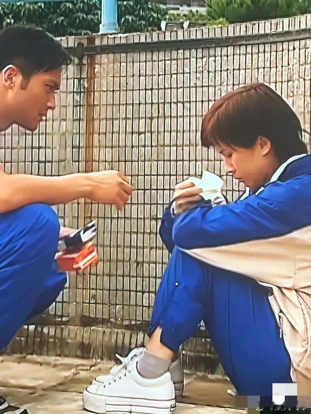 那个年代香港电视剧里就有厚底鞋了?果然时尚是一个圈