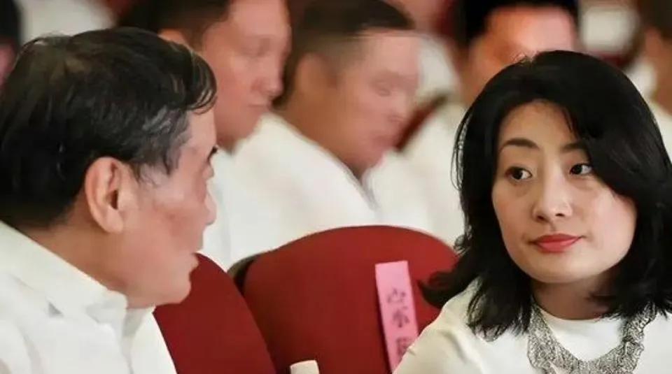 宗泽后拿出了宗家家谱的上的记录来证明杜建英的三个孩子是被宗家人认可的。
但是从法