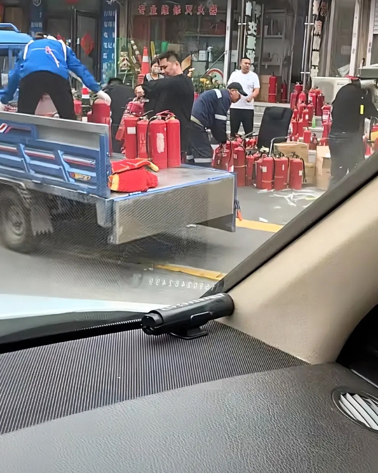 据说辽阳灭火器都卖断货了，我心思这也不是灭火器的事啊。要怪只怪那天的风太大，没想