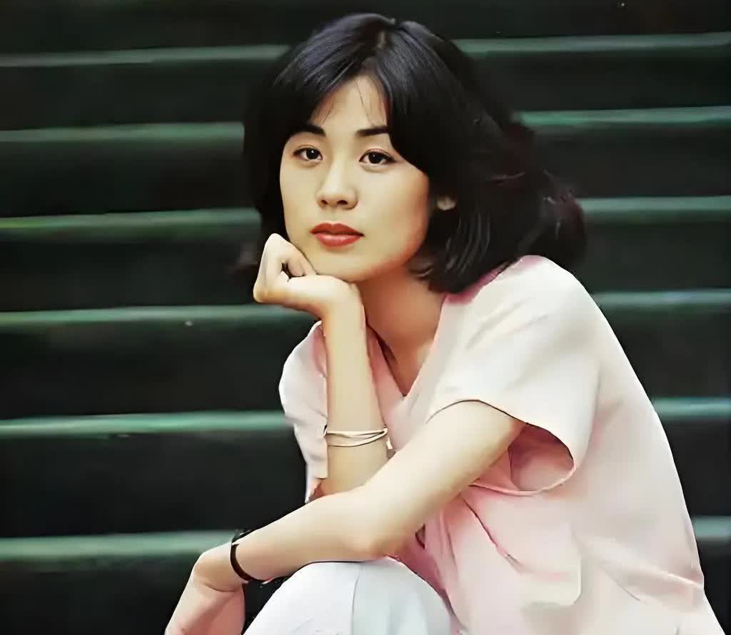 丛珊的2次感情：
第一次：石凉，64岁，四川泸州人，身高183cm，演员、主持