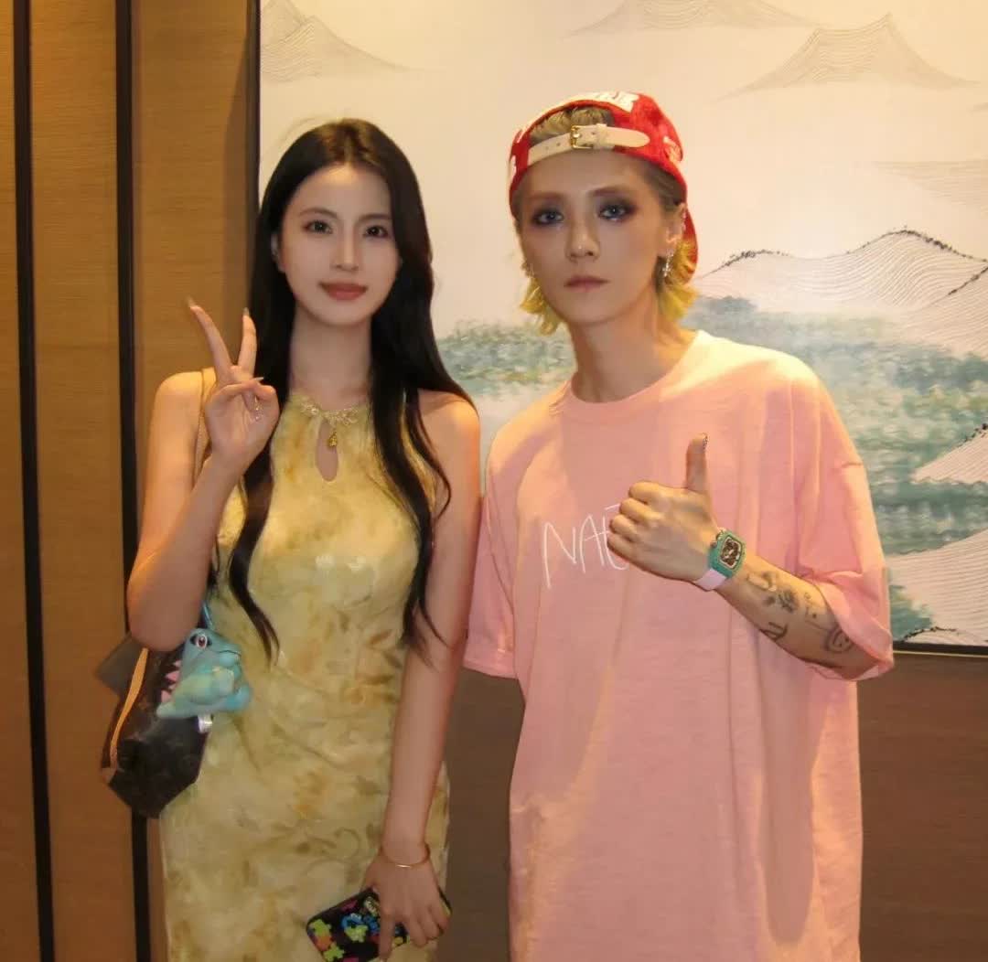 鹿晗比关晓彤漂亮[笑]