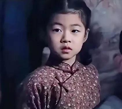 在章子怡主演的电影《酱园弄》中，9岁的醒醒以客串形式惊喜亮相，虽镜头仅1秒，却引