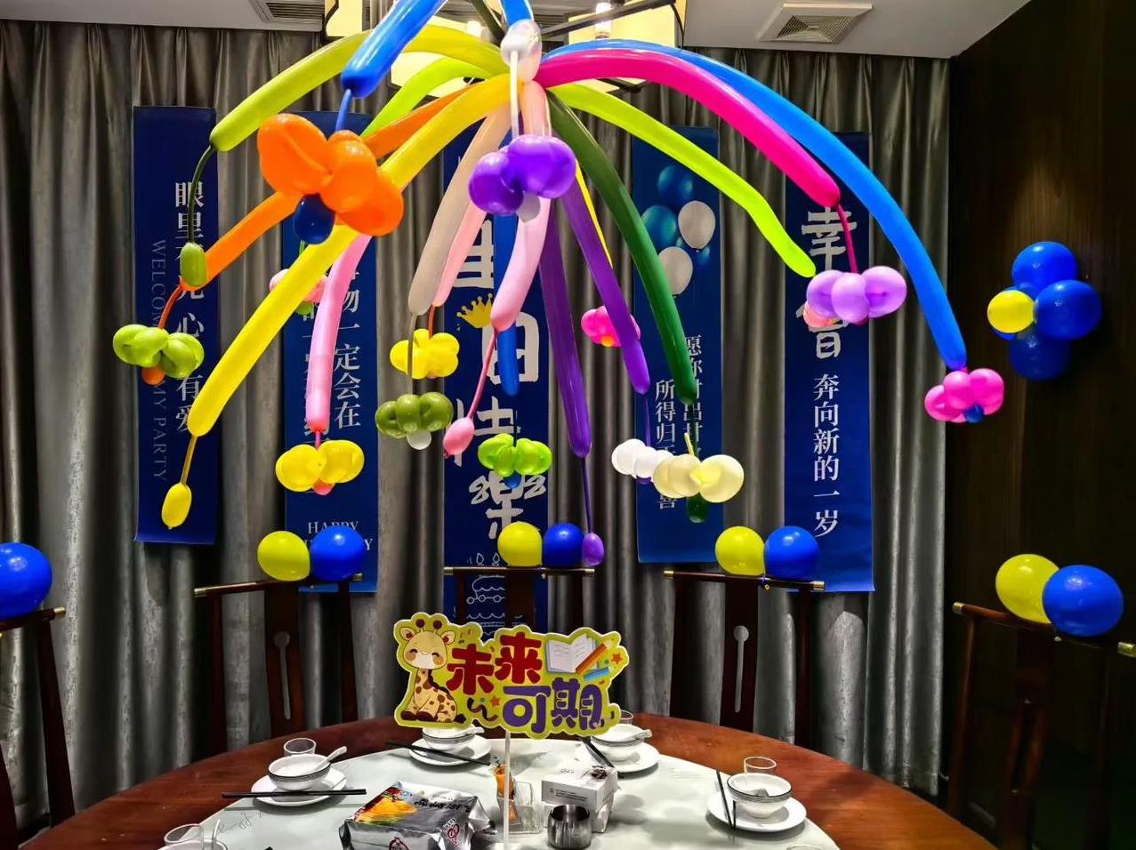我有个老乡，跟我们住同一栋楼，他们就一个孩子。她老公是个仓管员，月收入7000元