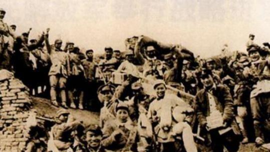 1933年2月，日军三万余人进攻热河，然而东北军汤玉麟部和万福麟部竟一触即溃，但