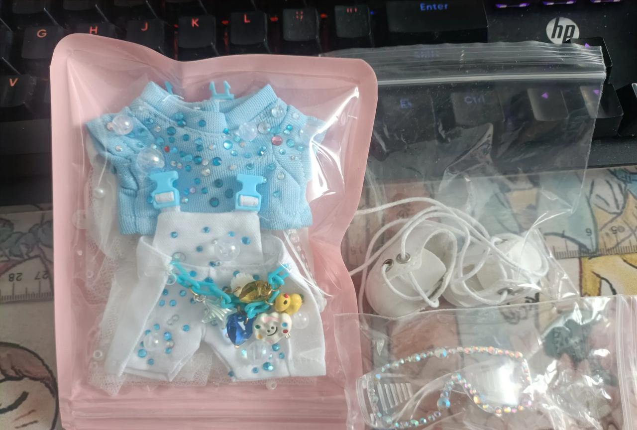 萱妞:可可，你啥时候能来呀？新衣服我都帮你买好了！[捂脸]
周可可:不喜欢我的工