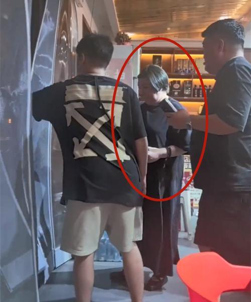 德云社董事长王惠带着小儿子郭汾阳五台山游玩被网友偶遇，照片、视频被晒出。王惠一身
