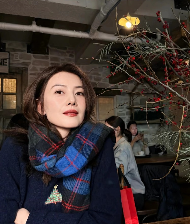 高圆圆祝你圣诞节快乐呀，她随手一拍都好看，妥妥的颜神