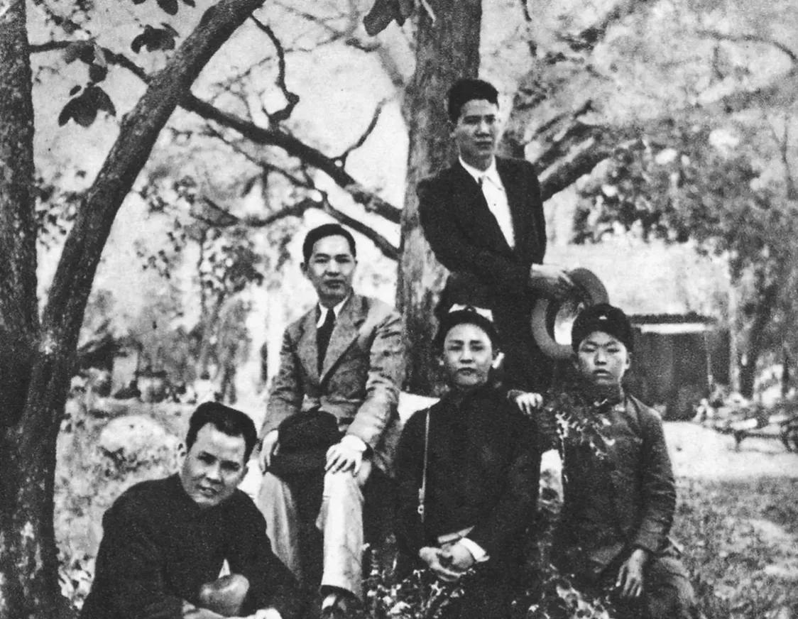 西安，童小鹏，周恩来，叶剑英等在一起，笑容满面，举止温柔，合影留念，永恒的回忆！
