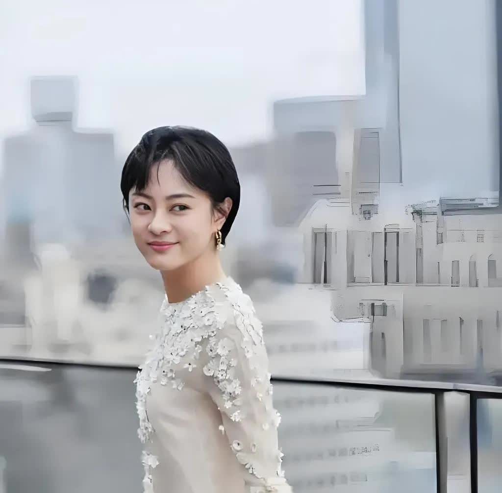 我问闺蜜为什么孙俪以前总是好评不断，现在好多人说她眼睛凸呢？

闺蜜对我说，