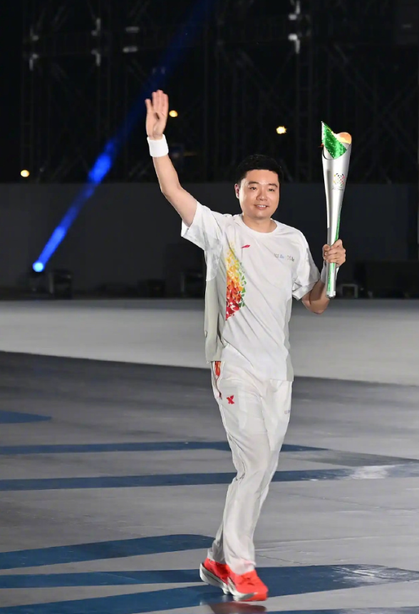 丁俊晖亮相世运会开幕式火炬传递，发文：作为一名体育运动员，能在自己的祖国传递世运