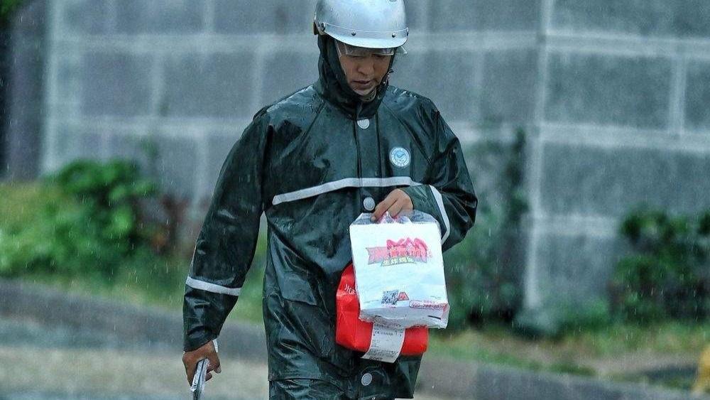 情绪不好的中年人，都应该跟送外卖的小伙聊聊人生