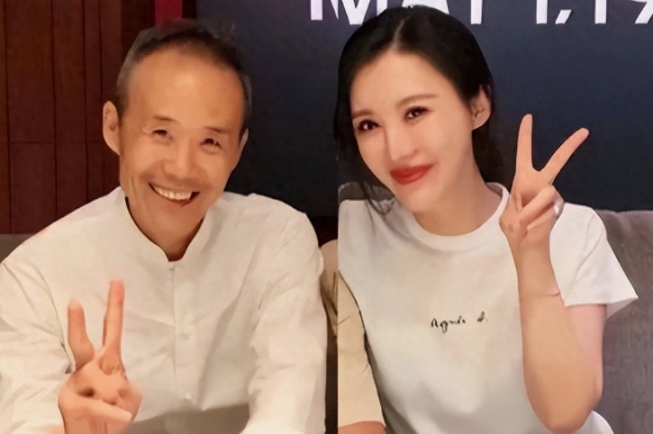 自从和小田结婚，王石瘦了一大圈，年纪显得更老，精气神也没有了。
 
而田朴珺的精