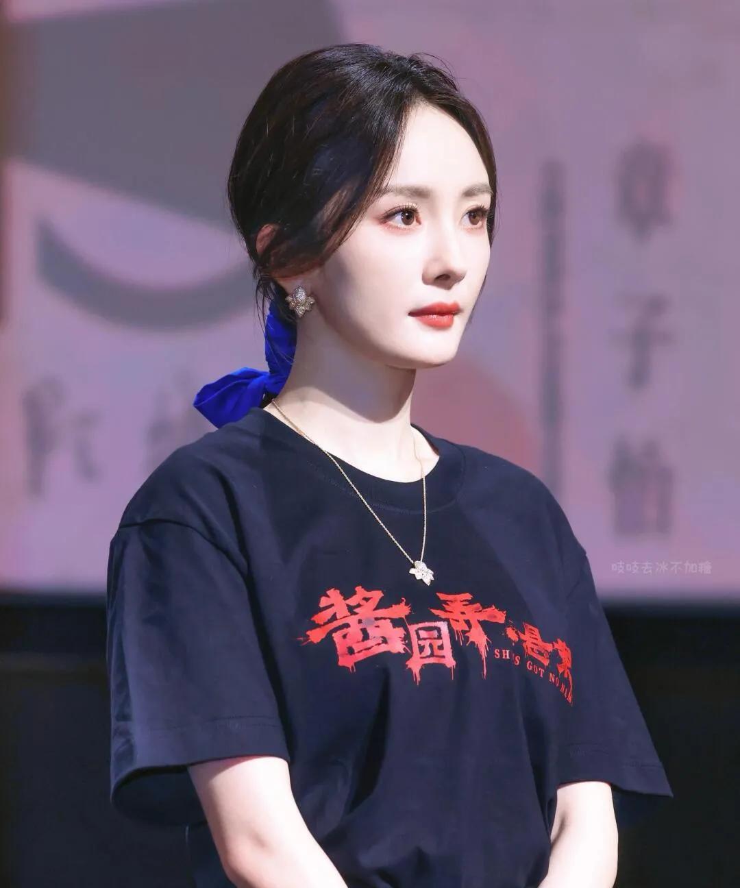 幂姐杀疯！酱园弄首映造型美出新高度
大长腿在喇叭裤衬托下愈发吸睛，产后状态简直绝