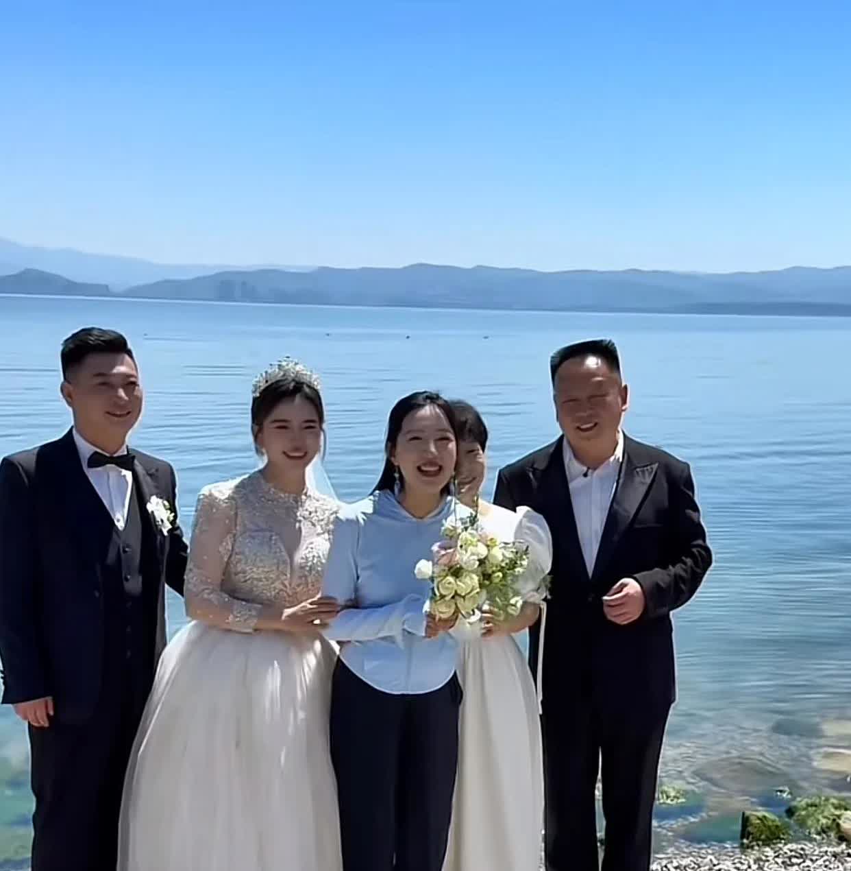 说她们没有点“恩怨”还真不信，如出一辙。

不知道是她们杠上了还是互相影响，