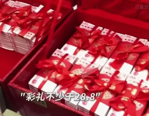 河南商丘这订婚阵仗也太吓人了吧！彩礼起步28.8万，还得有五金一钻加苹果手机，村
