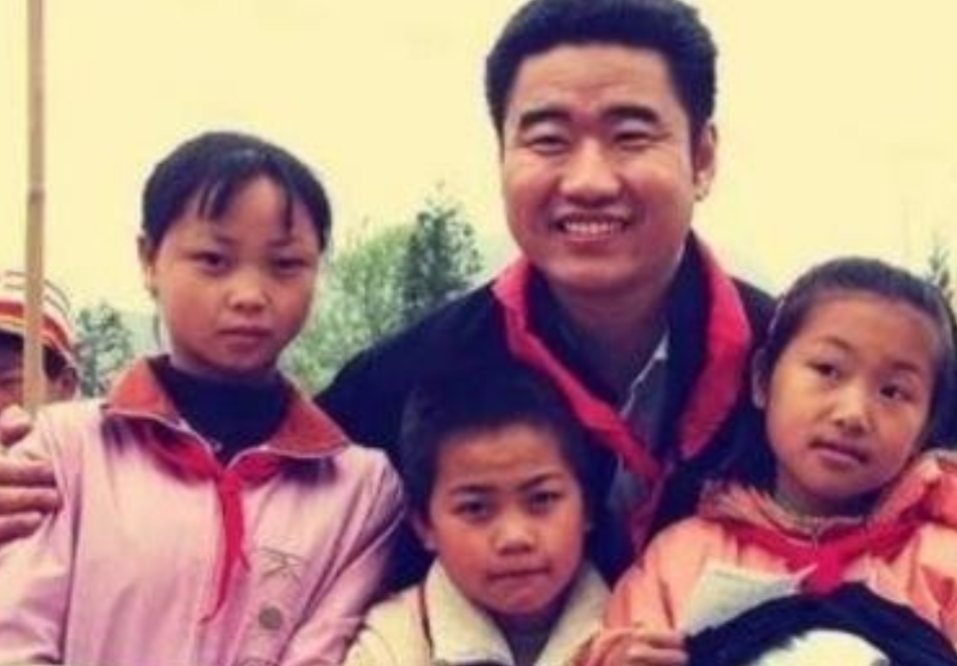 2005年，歌手丛飞身患癌症去世，停止资助了183名贫困儿童。家长打电话来质问：