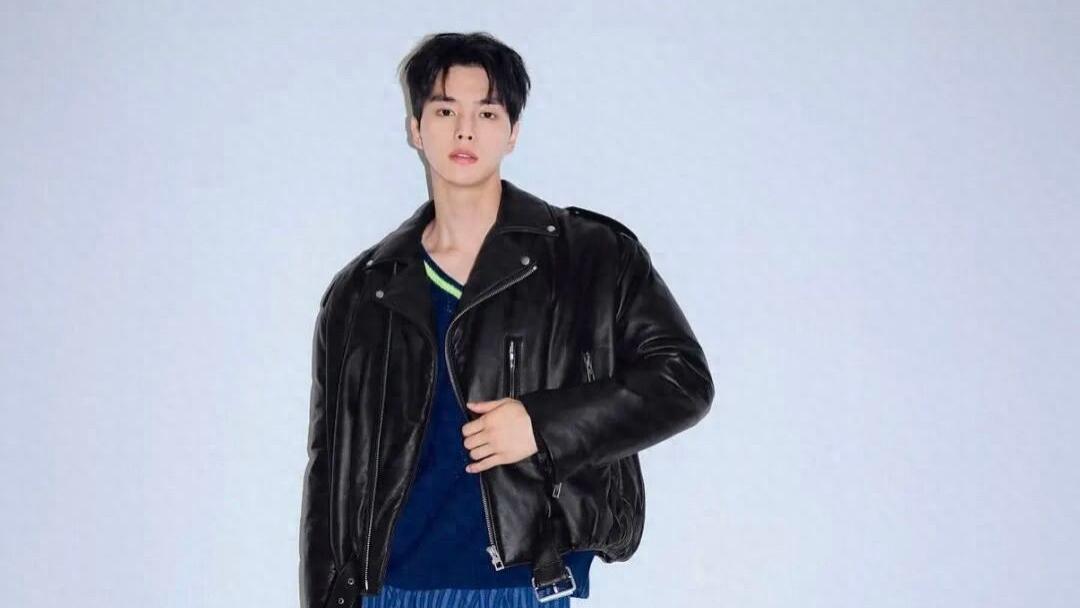 “妈妈嫌丑，姑娘爱疯”，男生穿上皮衣，生人勿近！