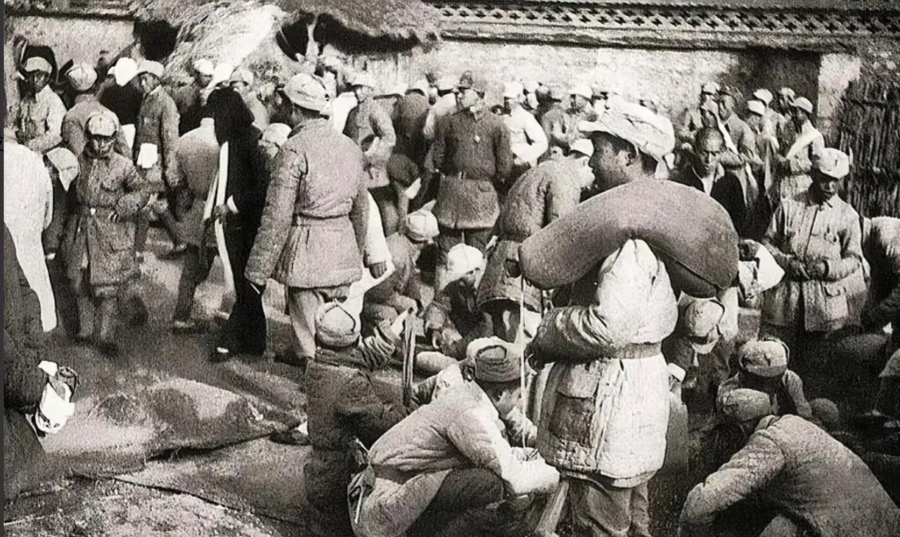1942年，瑞大娘给十几名八路军送鸡蛋，却发现他们撅成一排上茅房，她脸色一变，当