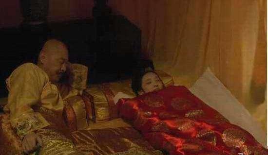 侍寝的妃子抬上龙床后最怕什么？不是皇帝，而是枕边那根油光发亮的棍子。
主要信源：