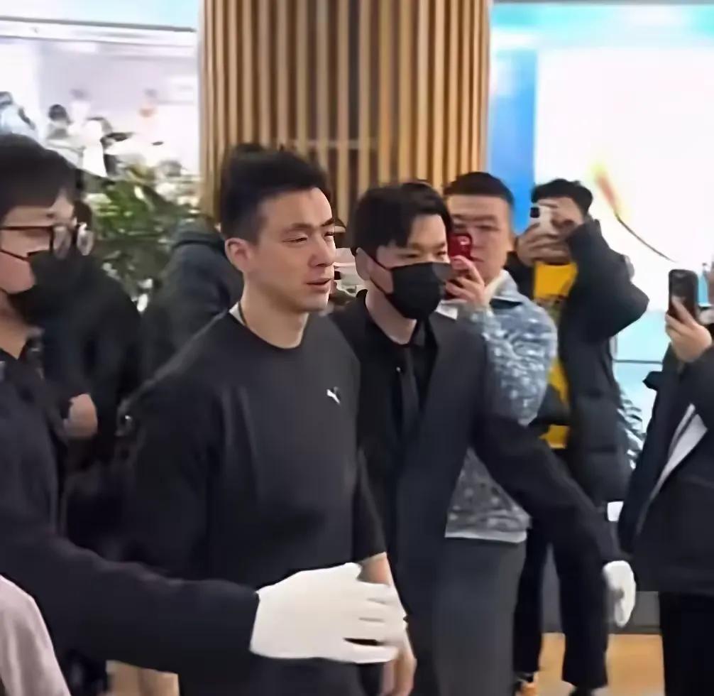 郭艾伦和赵继伟太有气场了，很难想象这是来自辽宁队的后卫双子星，就算不打篮球也都是