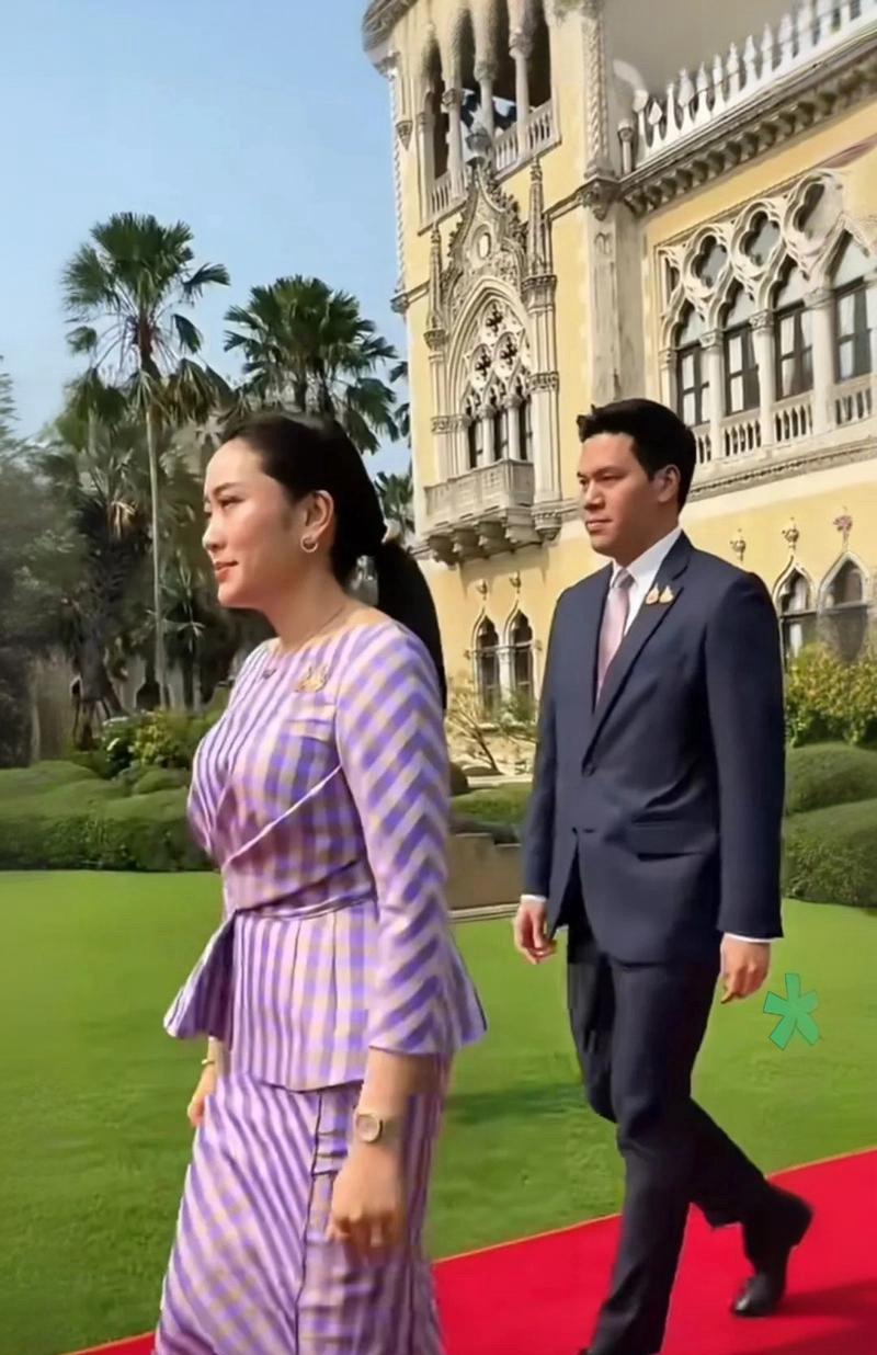 佩通坦有个好老公。



皮塔卡不仅身高1米8多，颜值在线，还是泰国王室的成员，