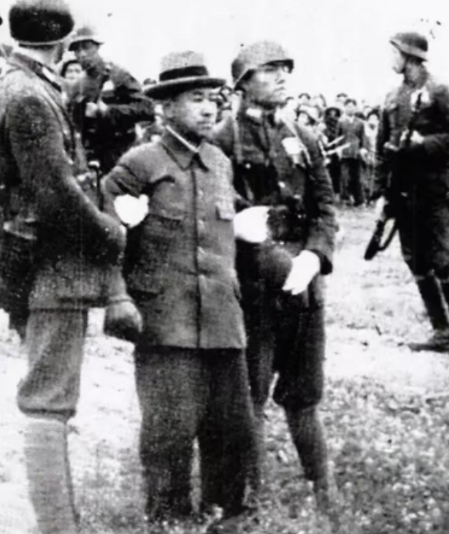1941年，有个15岁男孩在上厕所的时候，发现墙缝里好像有啥东西，他把泥巴一抠，