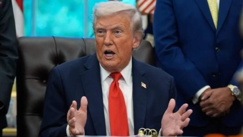 这反差也太太太大了吧！
特朗普对中方耳语密谈+一路紧随+目送登车，谁能想到，前几