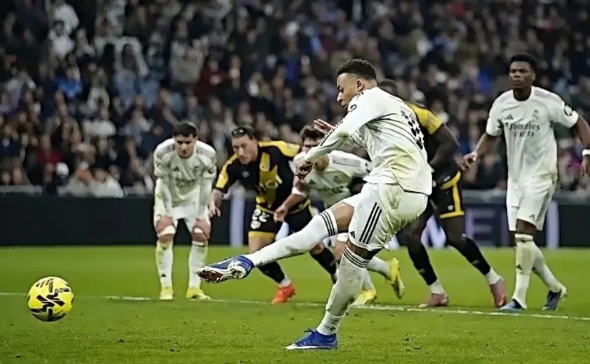 空门不进，防守不动，姆巴佩再现“毒瘤”属性！有他在银河战舰永远不会启航。

在昨