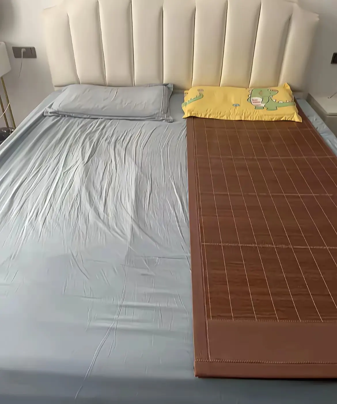 今天到朋友家去串门，被他床上的布置给震惊了，怎么一半摆凉席，一半不摆凉席？他说他