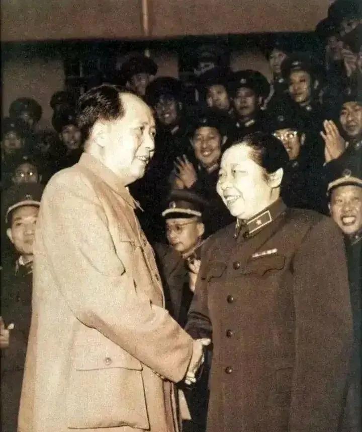 1955年中南海授衔现场，毛主席紧握李贞的手朗声笑道：“李贞同志，你是巾帼英雄！