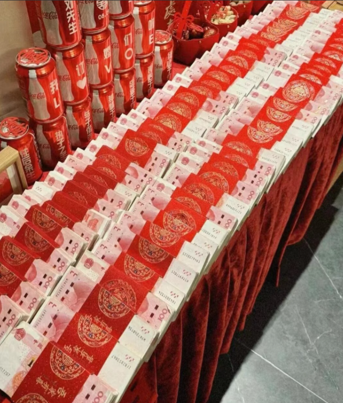 亲戚闺女找了个山东对象，今天谈彩礼。
男方说当地订婚结婚一次给10万，没有三金五