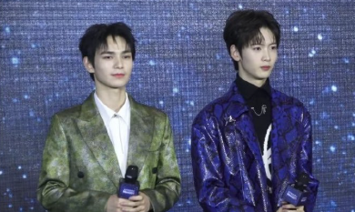 朋友之间拥抱安慰很正常吧？别过度解读性向，也少点阴谋论。给艺人留点私人空间