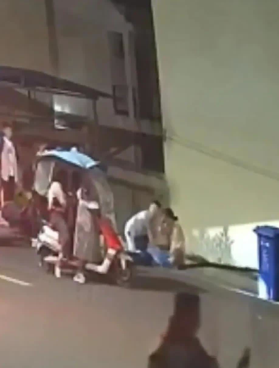 现在的中学生真的太牛了！人民日报报道的17岁中学生骆易，在晚自习放学途中，成功用