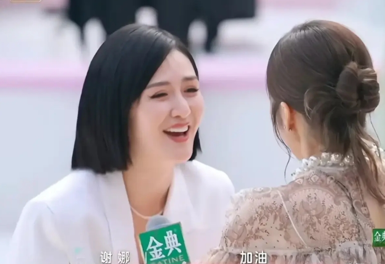 浪姐没黄晓明主持还真不行，谢娜一上场，像鸭子乘船过江，吵翻了船，全是女的，不知道