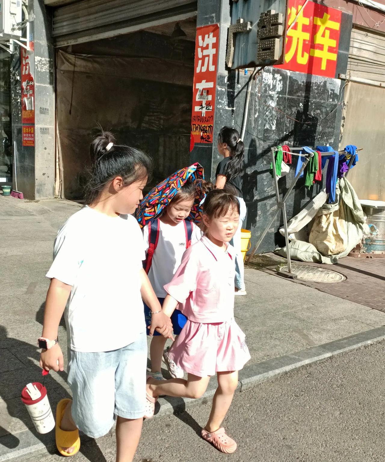 #随手拍张照#臨晚街頭不知熱，老少出門野一野！