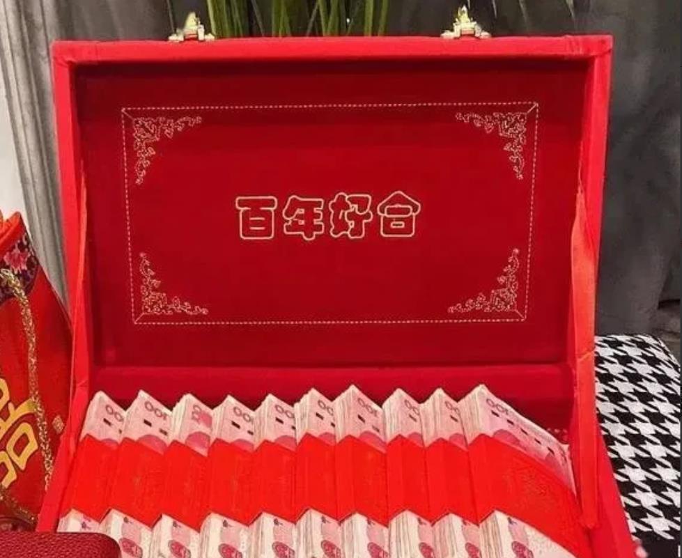 上海，男子跟女友谈恋爱4年，先办婚礼后结婚，男子送给女友18万彩礼，谁料，两年后