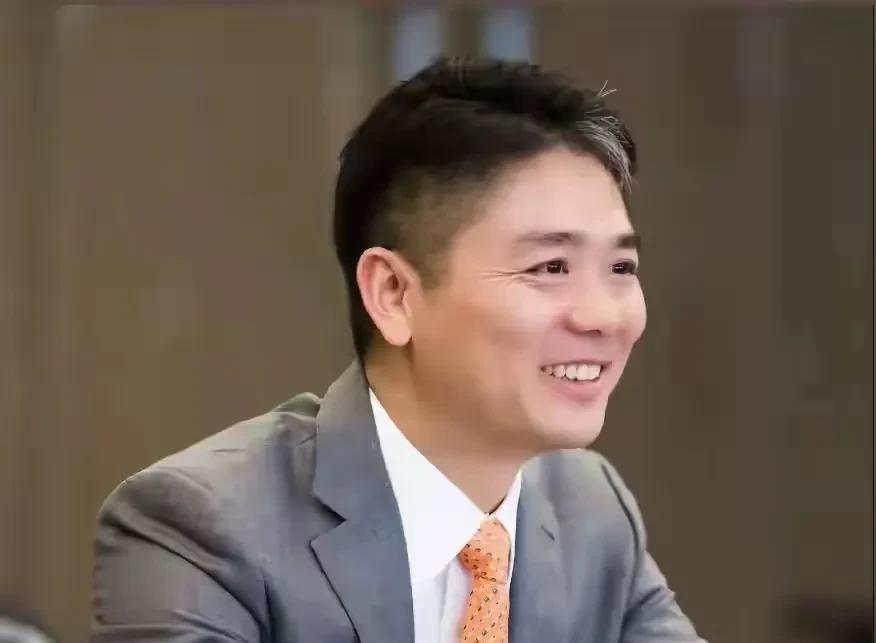 刘强东是个重情重义的人。回家见老同学，拜访老师，力家乡事业做贡献。帮老同学的孩子
