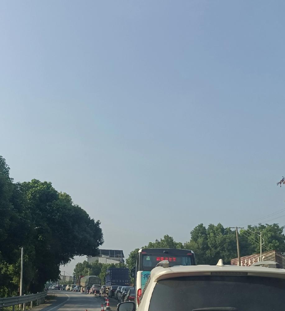 一大早堵车，堵到你无话可说，真是四轮 不如三轮，三轮不如两轮，最后还得是走路最好