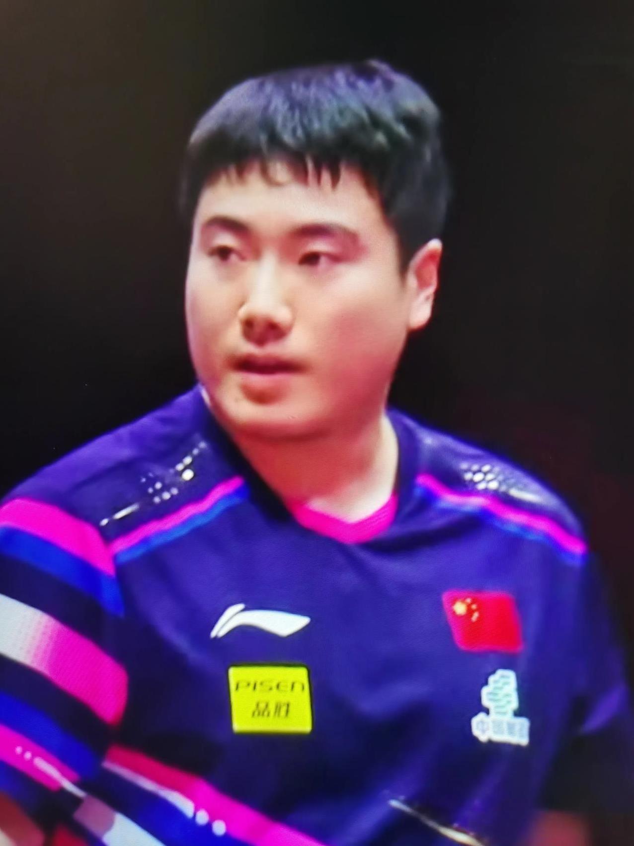 德比险胜！在今天晚上刚刚结束的多哈世乒赛男单四分之一决赛进行了一场中国德比，28
